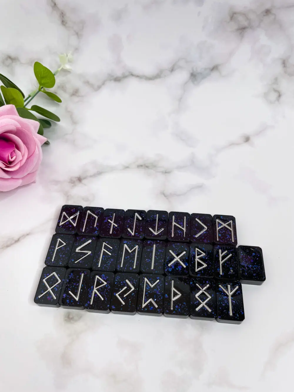 Jeu divinatoire de runes en résine - Nuit céleste - boutique idées cadeaux - boutique en ligne - création française et artisanale.