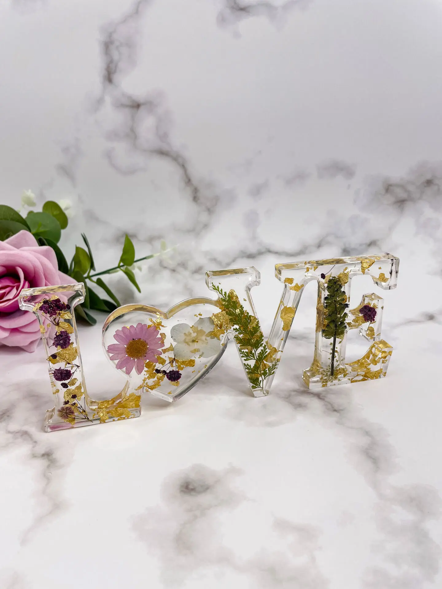 Mot décoratifs en résine - Love - fleurs rose - idées cadeaux pour la saint valentin - boutique idées cadeaux - boutique en ligne - création française et artisanale.