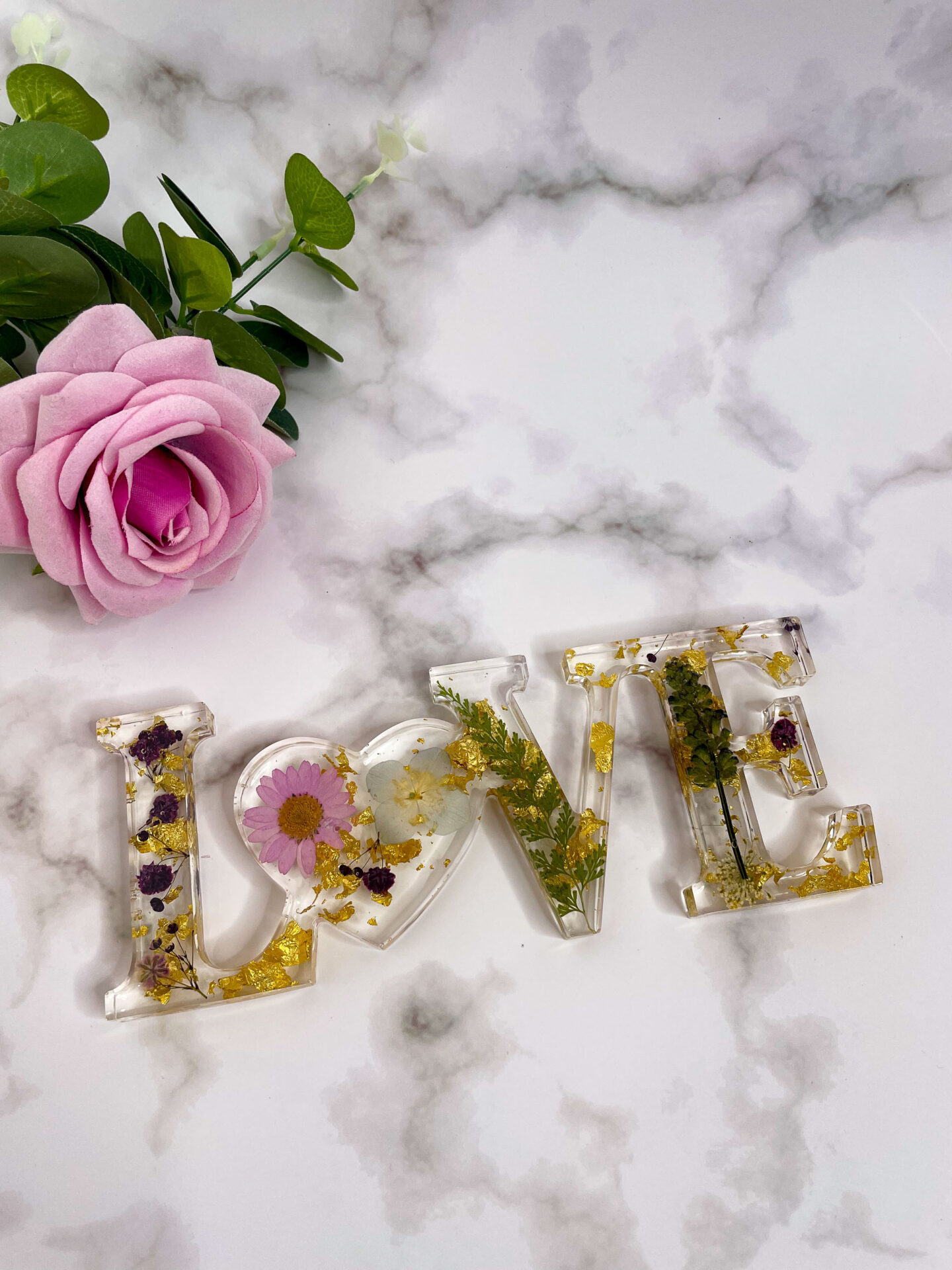 Mot décoratif en résine - LOVE - fleur rose - idées cadeaux pour la saint valentin - boutique idées cadeaux - boutique en ligne - création française et artisanale.