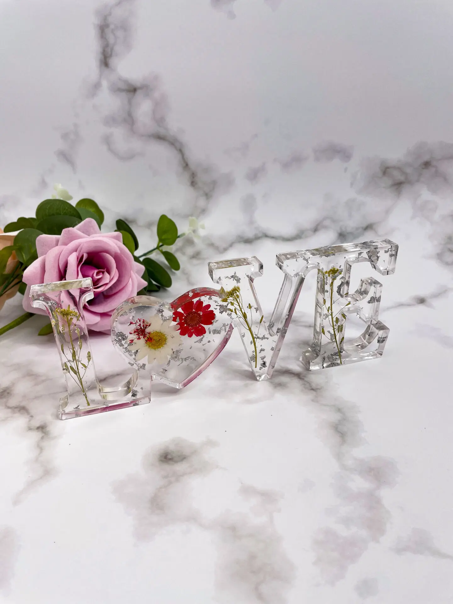 Mot décoratif en résine - LOVE - fleur rouge - idées cadeaux pour la saint valentin - boutique idées cadeaux - boutique en ligne - création française et artisanale.