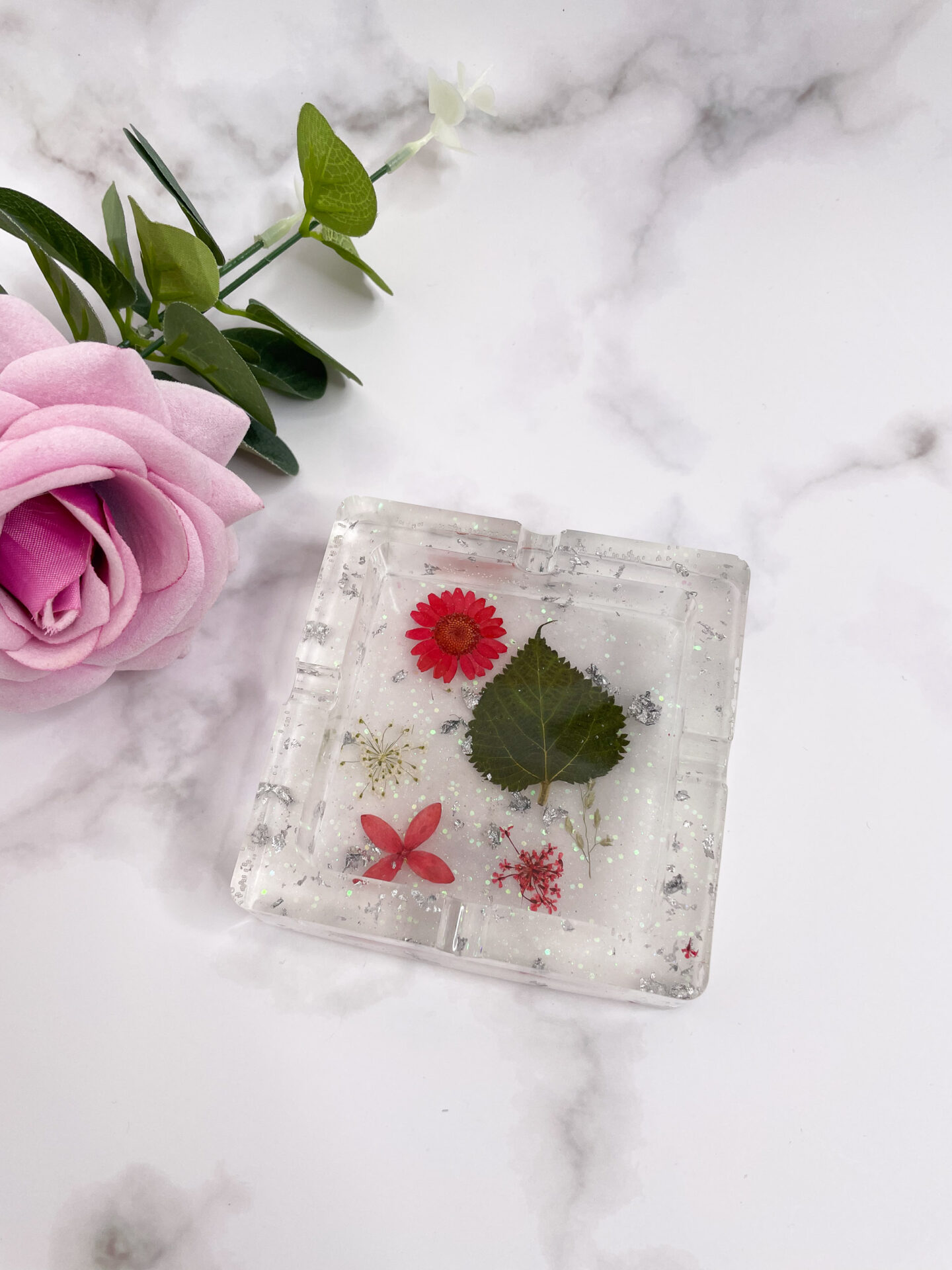 Cendrier carré en résine – Transparent fleurs et feuille argent avec fond paillette - boutique idées cadeaux - boutique en ligne - création française et artisanale.