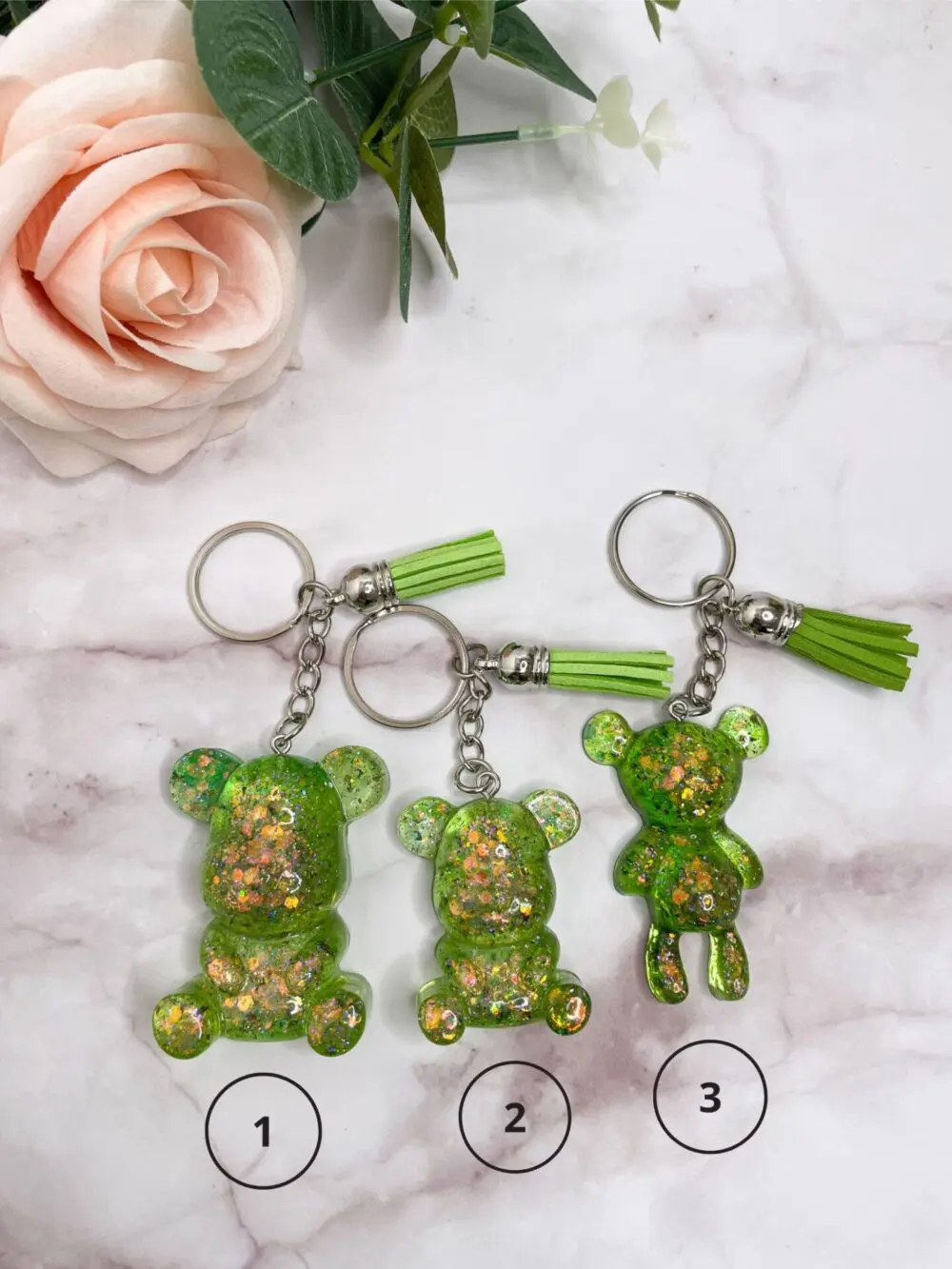 Porte clé en résine - idées cadeaux - boutique en ligne - Ourson vert clair paillettes boutique idées cadeaux - boutique en ligne - création française et artisanale.