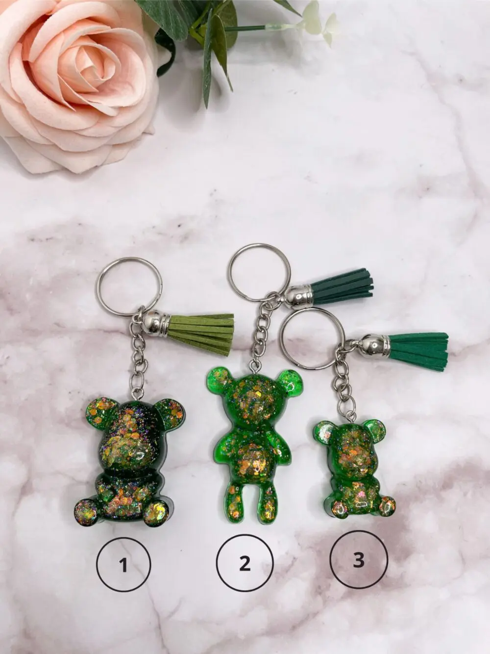 Porte clé en résine - idées cadeaux - boutique en ligne - Ourson vert foncé paillettes - boutique idées cadeaux - boutique en ligne - création française et artisanale.