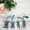 Porte clé en résine - idées cadeaux - boutique en ligne - Porte clé ourson bleu paillettes - boutique idées cadeaux - boutique en ligne - création française et artisanale.