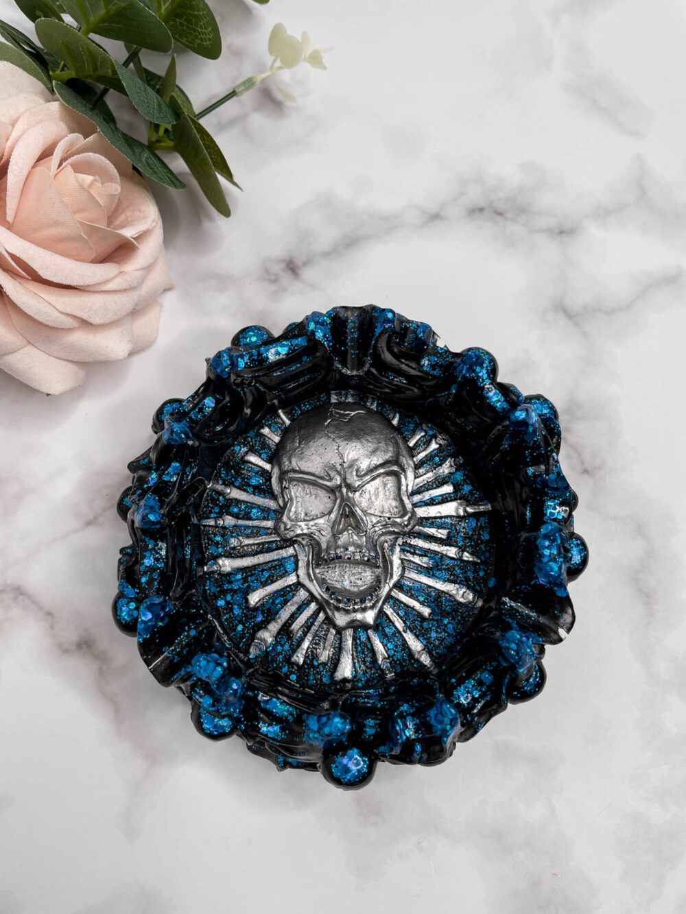 Cendrier skull noir et bleu - boutique idées cadeaux - boutique en ligne - création française et artisanale.