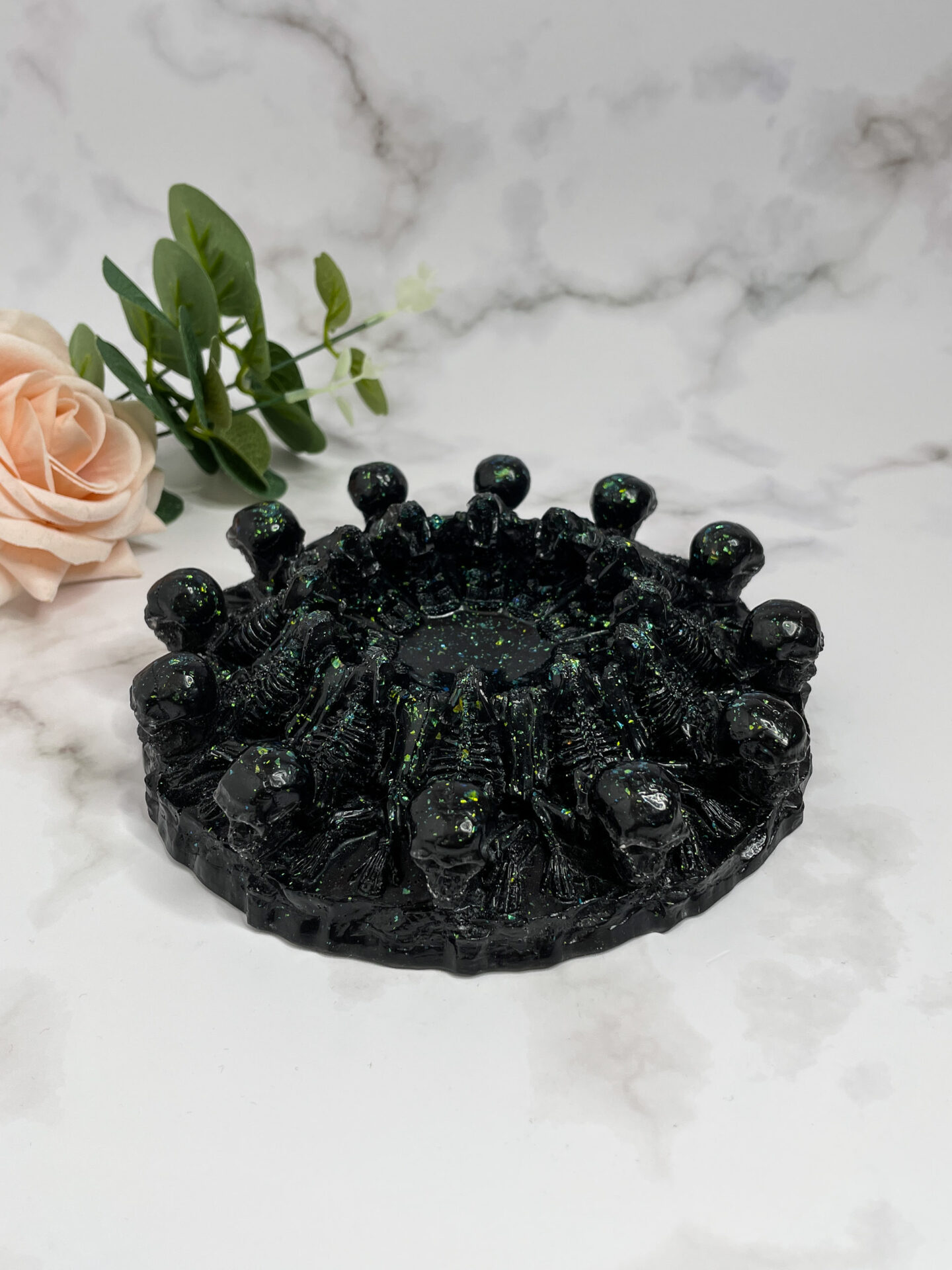 Cendrier skull noir et vert caméléon - boutique idées cadeaux - boutique en ligne - création française et artisanale.