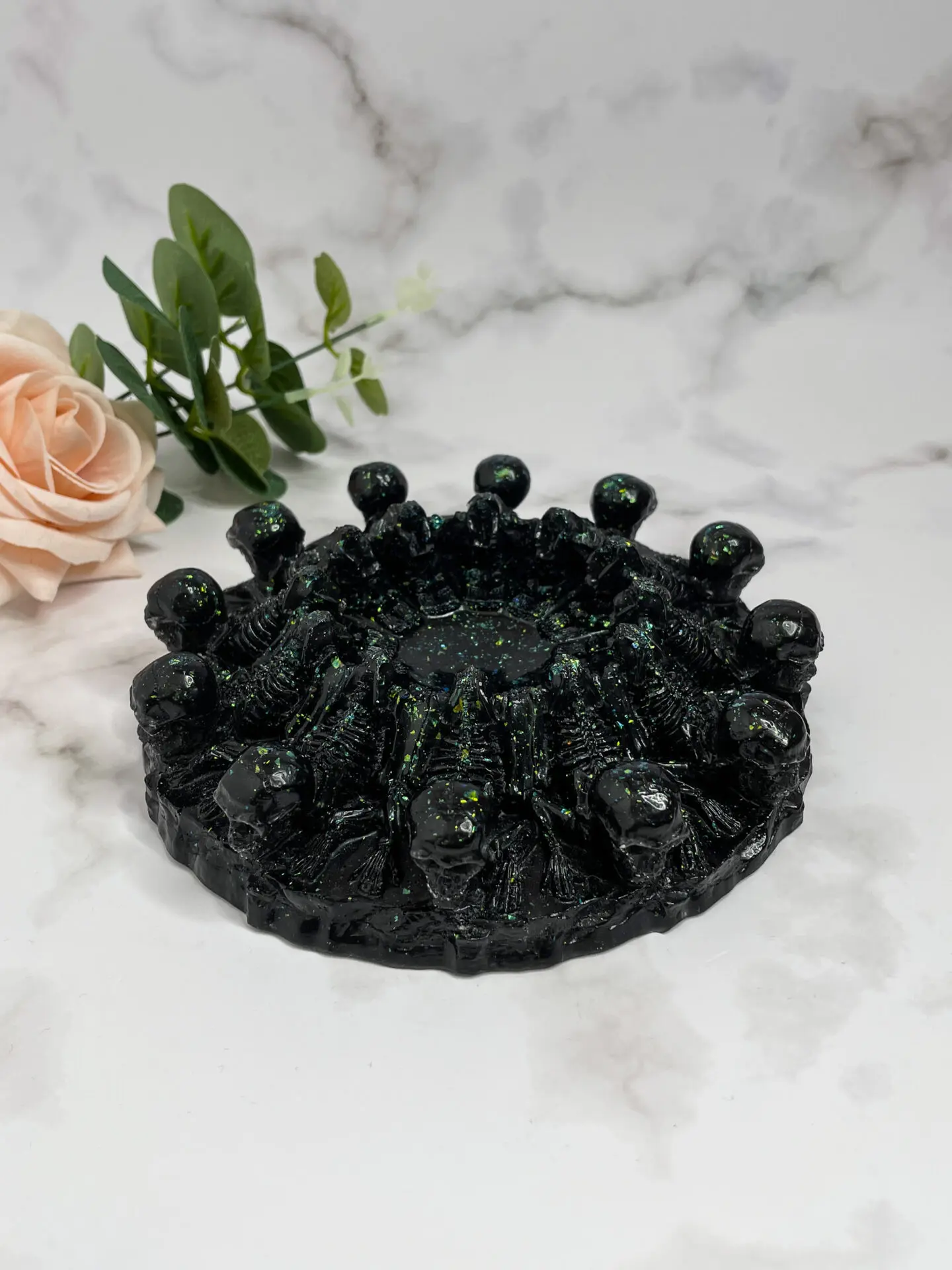 Cendrier skull noir et vert caméléon - boutique idées cadeaux - boutique en ligne - création française et artisanale.