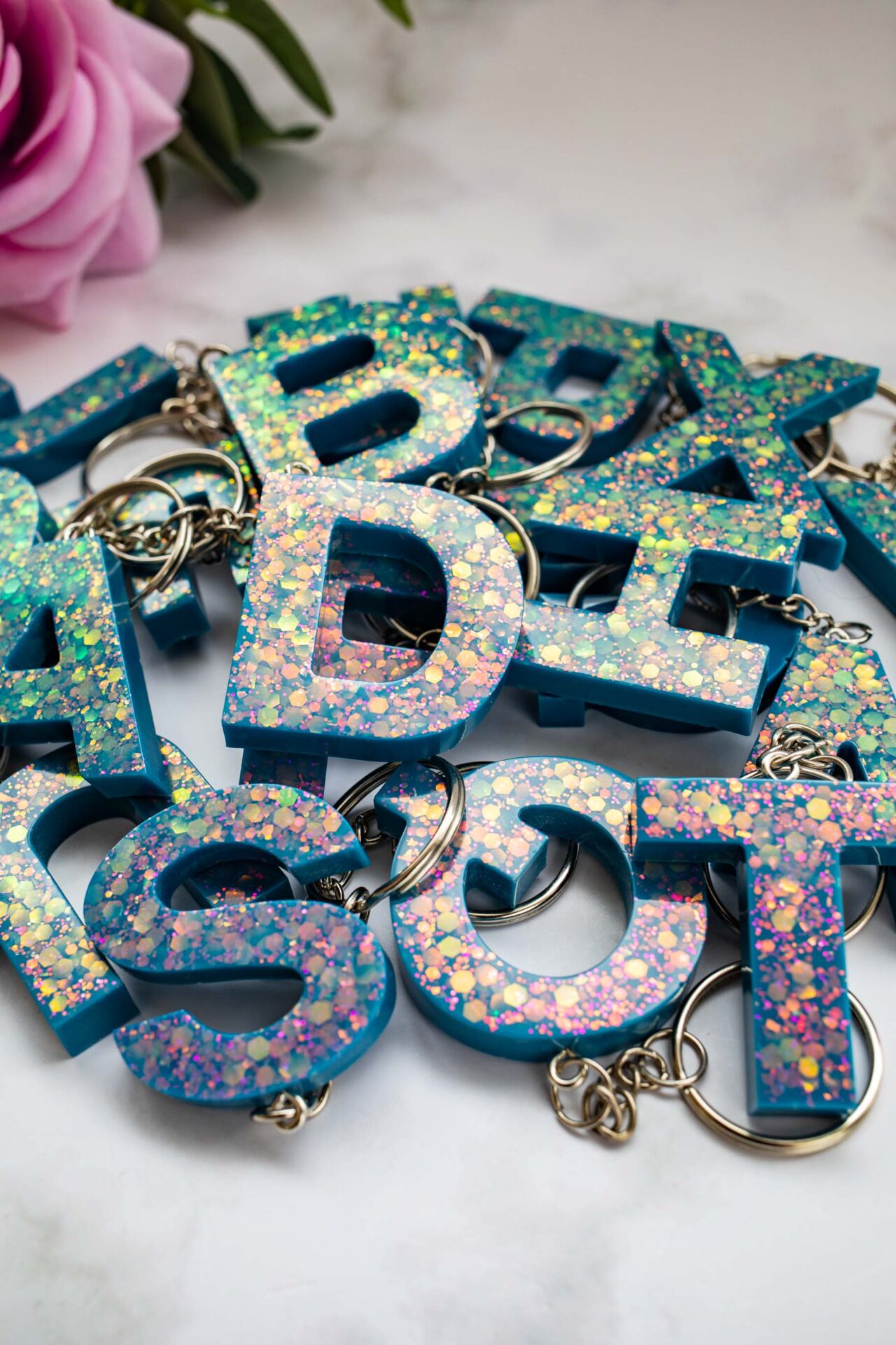 Porte clé alphabet holographique bleu paillette - Boutique en ligne d'idées cadeau et de décoration - Jesmonite - résine