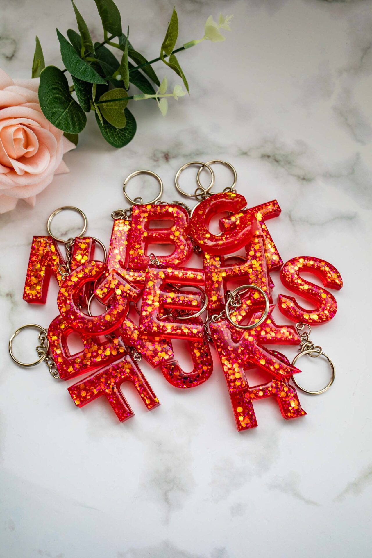 Porte clé alphabet rouge paillette - Boutique en ligne d'idées cadeau et de décoration - Jesmonite - résine