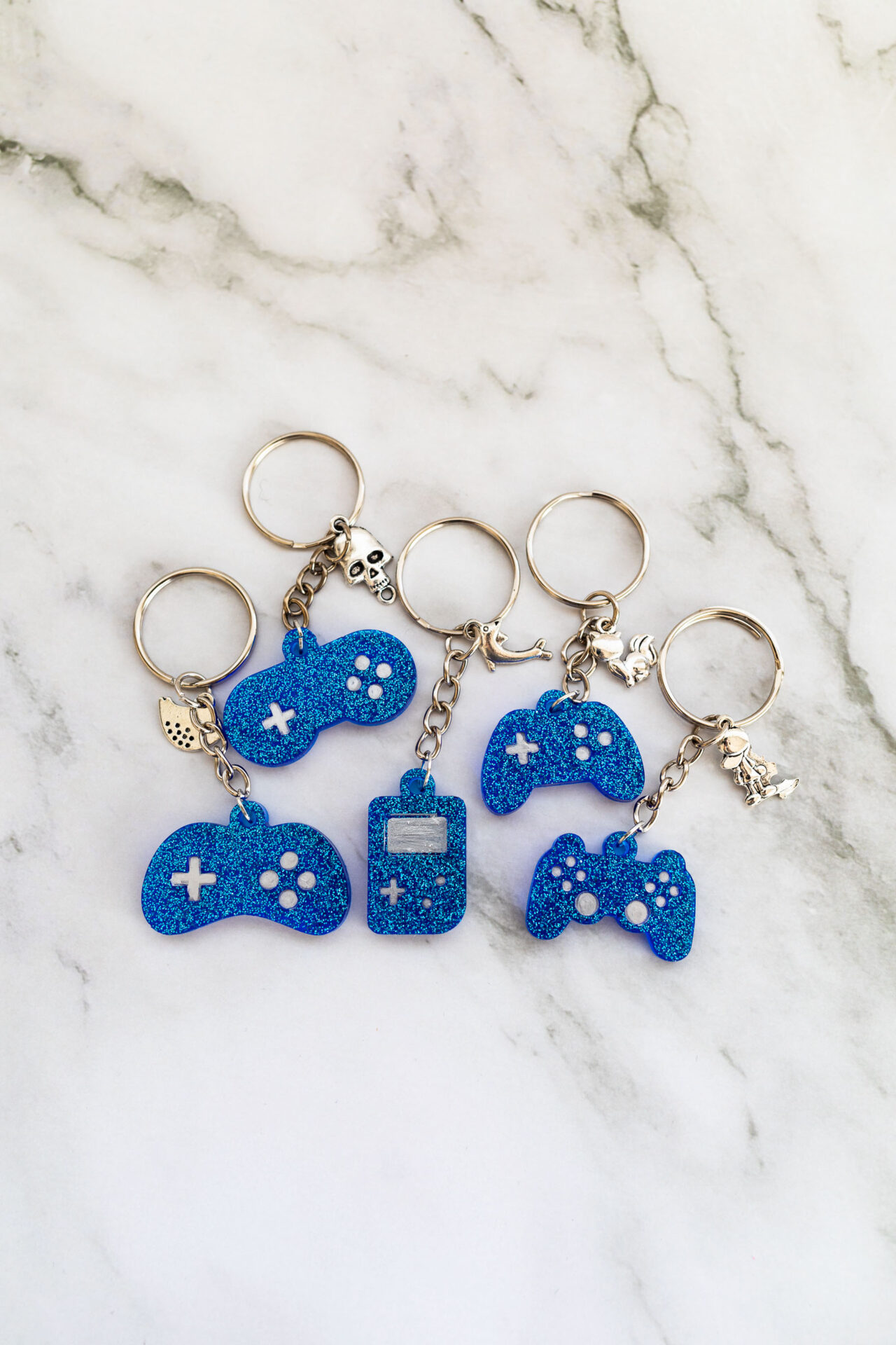 Porte clé manette vidéo bleu paillette - Boutique en ligne d'idées cadeau et de décoration en jesmonite et en résine
