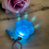 Porte clé patte de chat bleu avec led - boutique idées cadeaux et décoration - boutique en ligne - création française et artisanale.