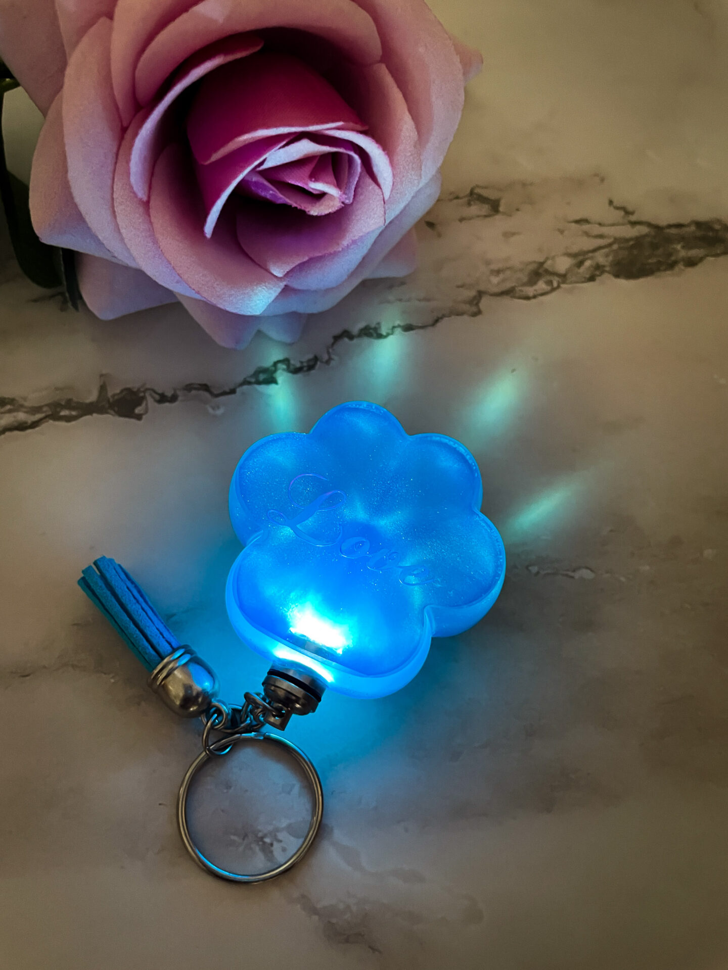Porte clé patte de chat bleu avec led - boutique idées cadeaux et décoration - boutique en ligne - création française et artisanale.