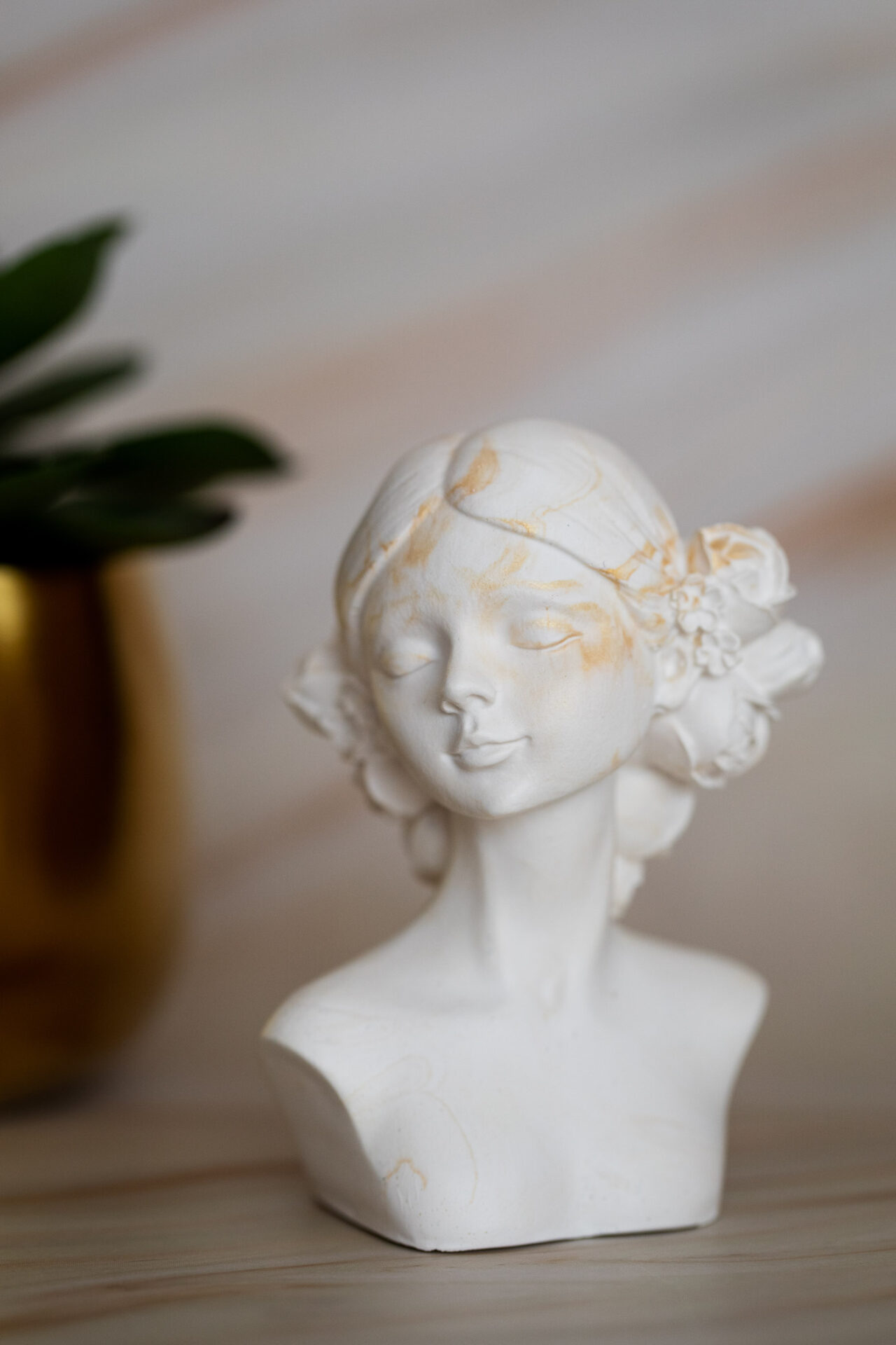 Statue femme fleurs - blanc doré Jesmonite - boutique idées cadeaux et décoration - boutique en ligne - création française et artisanale.