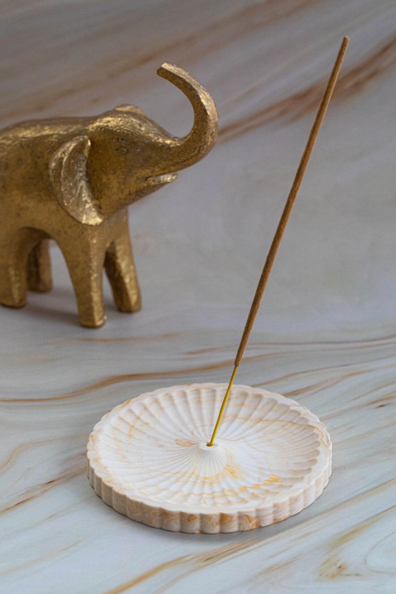 Support encens rond marbre blanc doré Jesmonite - boutique idées cadeaux et décoration - boutique en ligne - création française et artisanale.