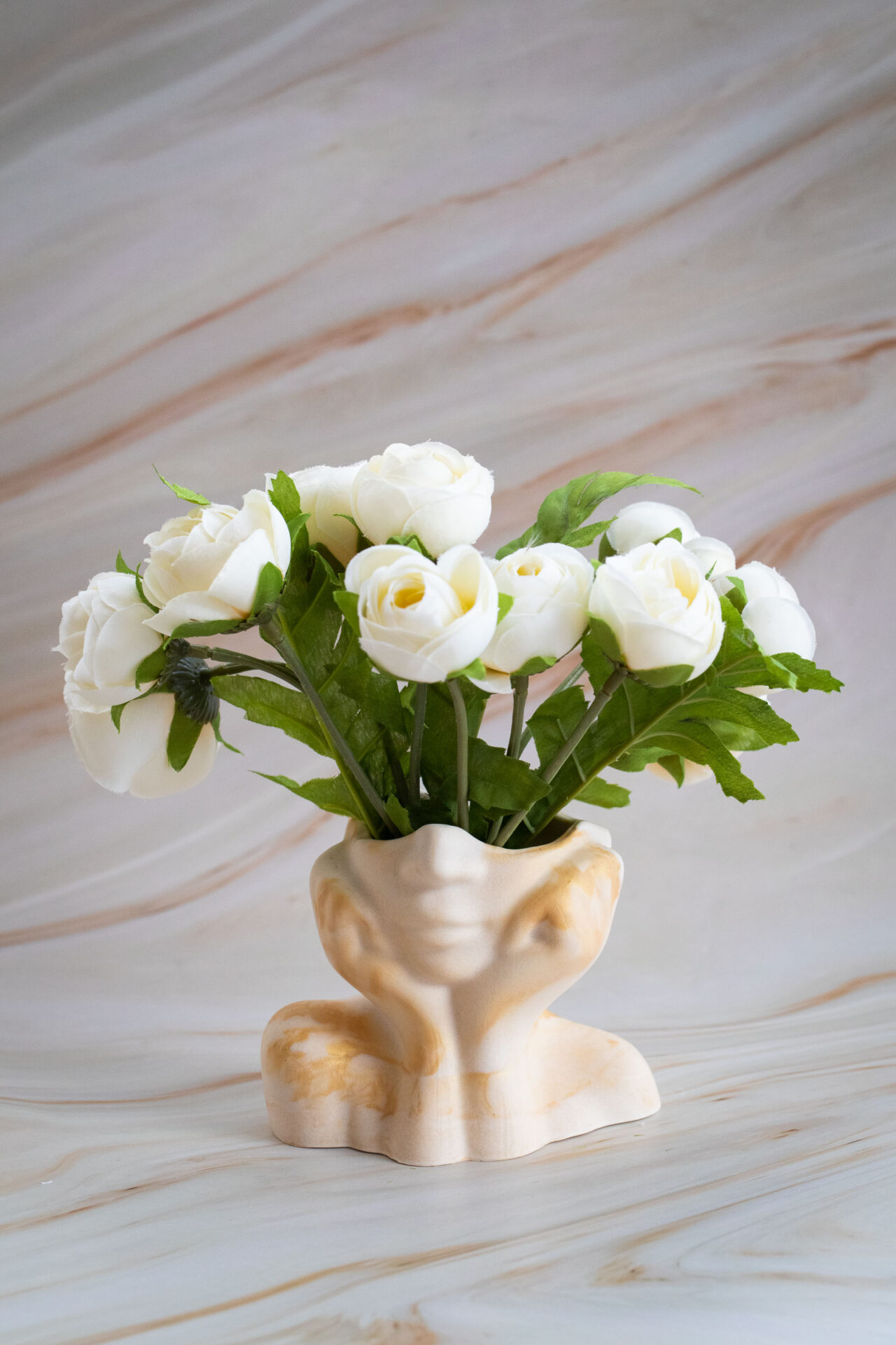 Vase femme - Blanc crème doré Jesmonite - boutique idées cadeaux et décoration - boutique en ligne - création française et artisanale.