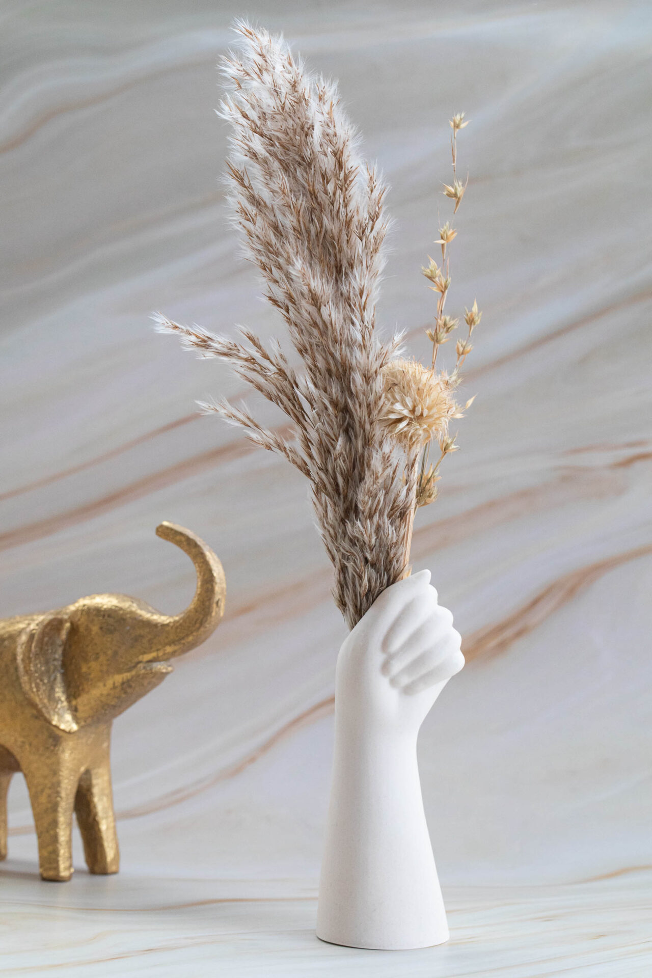 Vase main blanc naturelle - Jesmonite - boutique idées cadeaux et décoration - boutique en ligne - création française et artisanale.