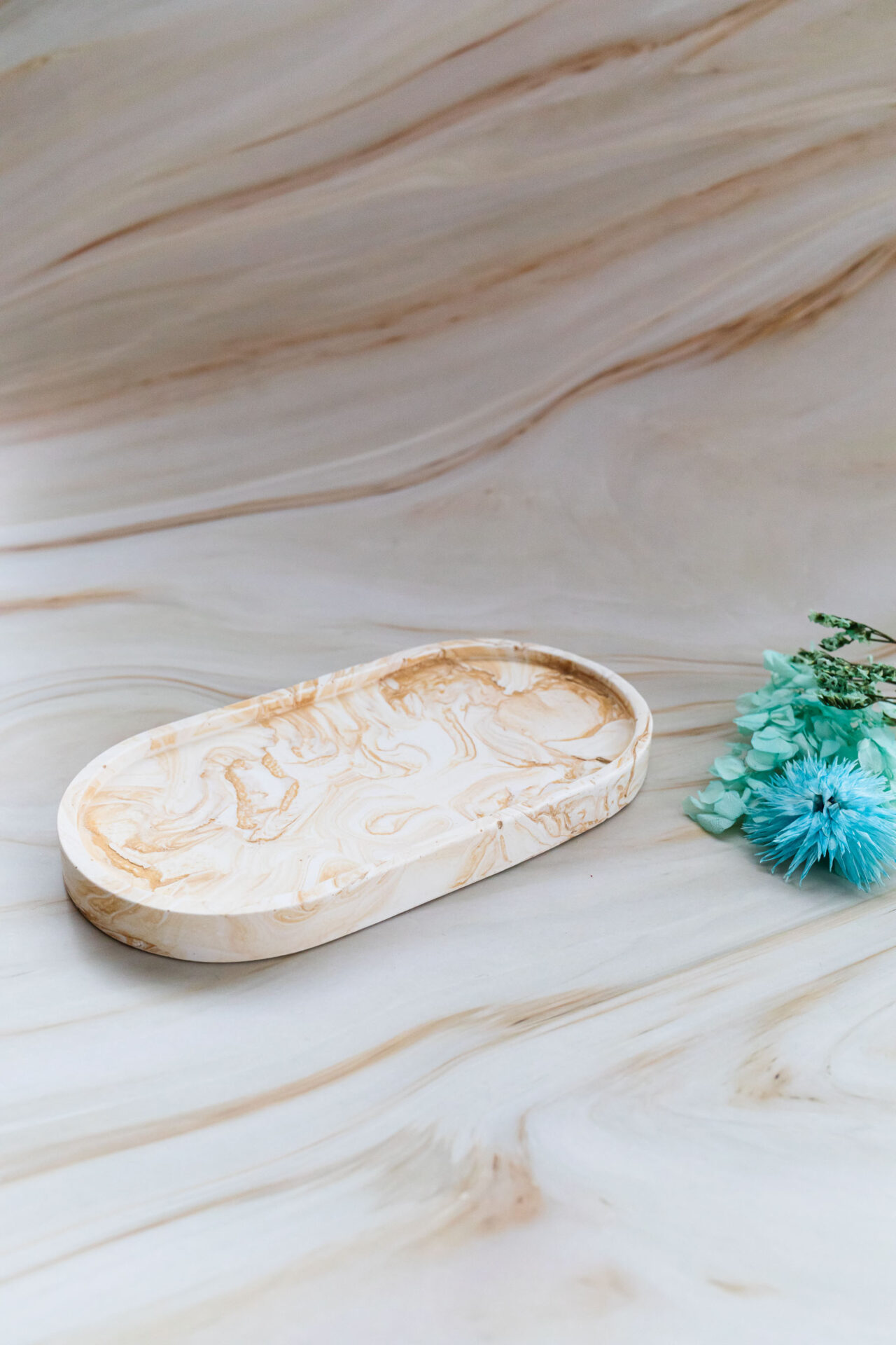 Vide poche oval blanc et doré marbré - Boutique en ligne d'idées cadeau et de décoration en jesmonite et en résine