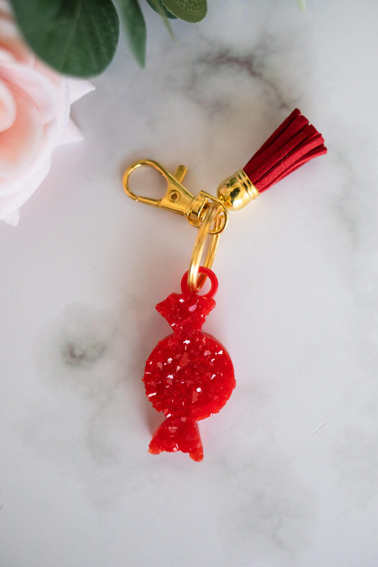 Porte clé bonbon diamant rouge clair - Boutique en ligne d'idées cadeau et de décoration résine jesmonite badges et stickers