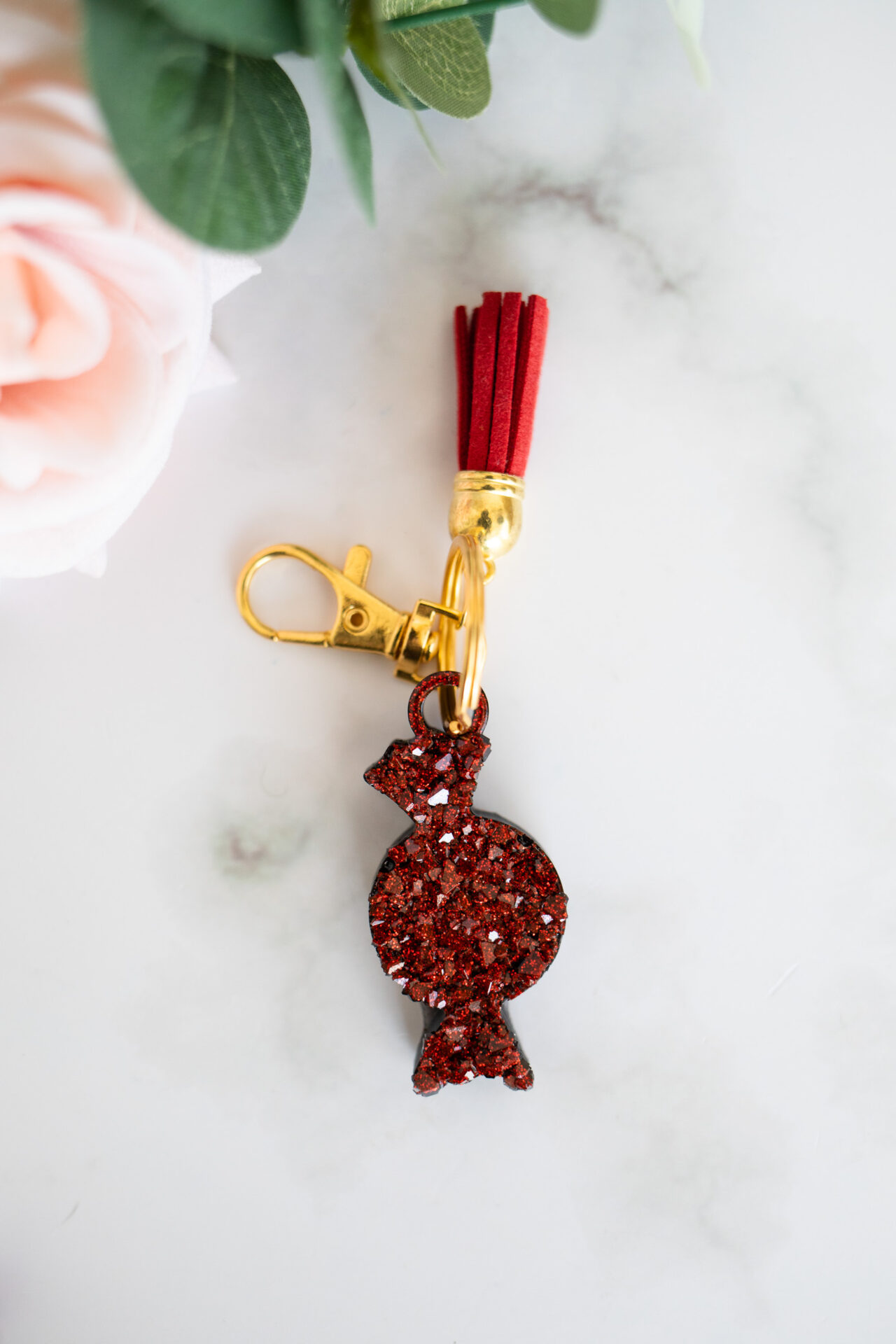 Porte clé bonbon diamant rouge foncé - Boutique en ligne d'idées cadeau et de décoration résine jesmonite badges et stickers