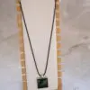 Collier pendentif carré vert flocon - Bijou en résine - boutique de créateur - création en résine jesmonite, sticker et badge en France - annecy