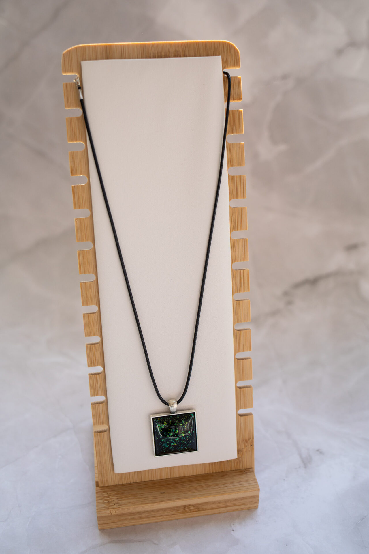 Collier pendentif carré vert flocon - Bijou en résine - boutique de créateur - création en résine jesmonite, sticker et badge en France - annecy