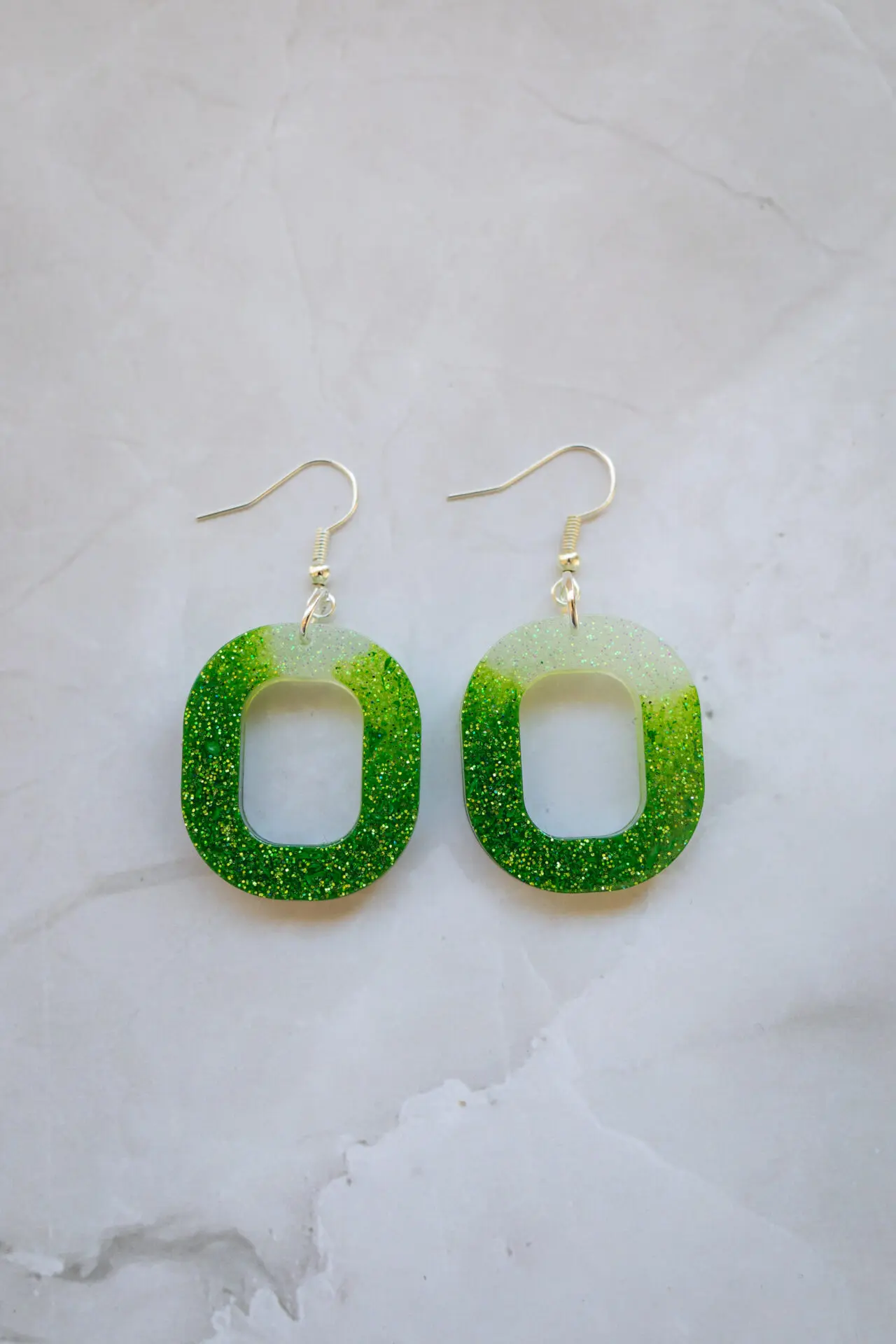 Bijoux boucle d'oreille vert blanc paillette - Bijou en résine - boutique de créateur - création en résine jesmonite, sticker et badge en France - annecy