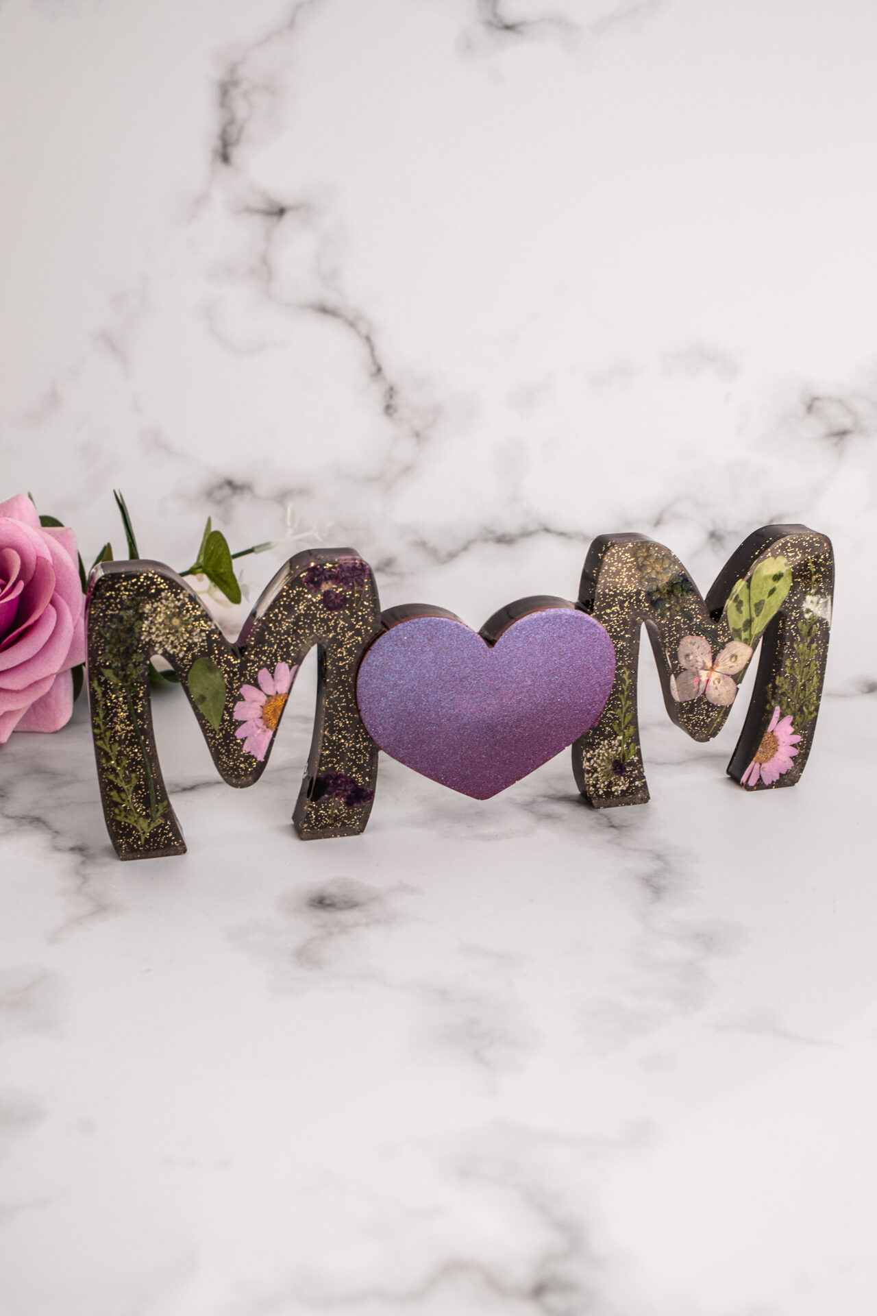 Décoration mot MOM noir fleur - Boutique en ligne d'idées cadeau et de décoration pour la fête des mères ou pour un anniversaire
