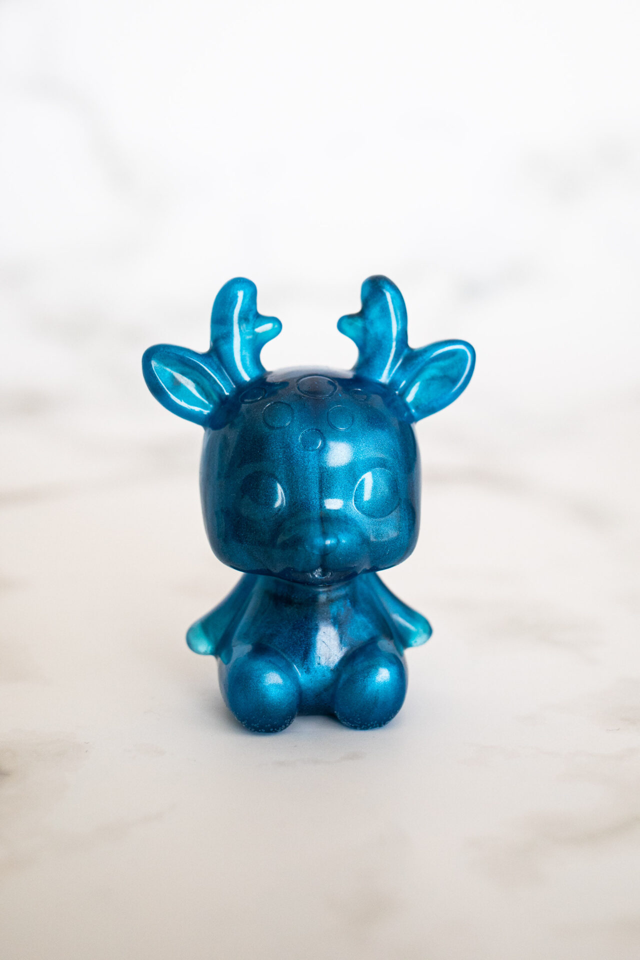 Figurine cerf bleu foncé - boutique idées cadeaux - boutique en ligne - création française et artisanale.