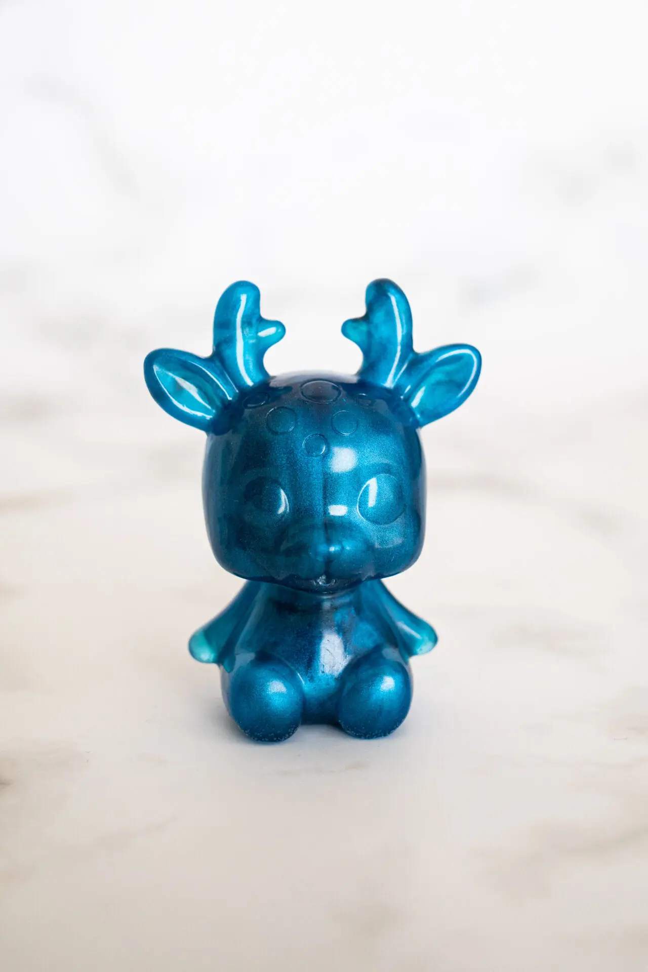 Figurine cerf bleu foncé - boutique idées cadeaux - boutique en ligne - création française et artisanale.