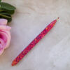 Stylo résine rose paillette - Boutique en ligne d'idées cadeau et de décoration résine jesmonite badges et stickers