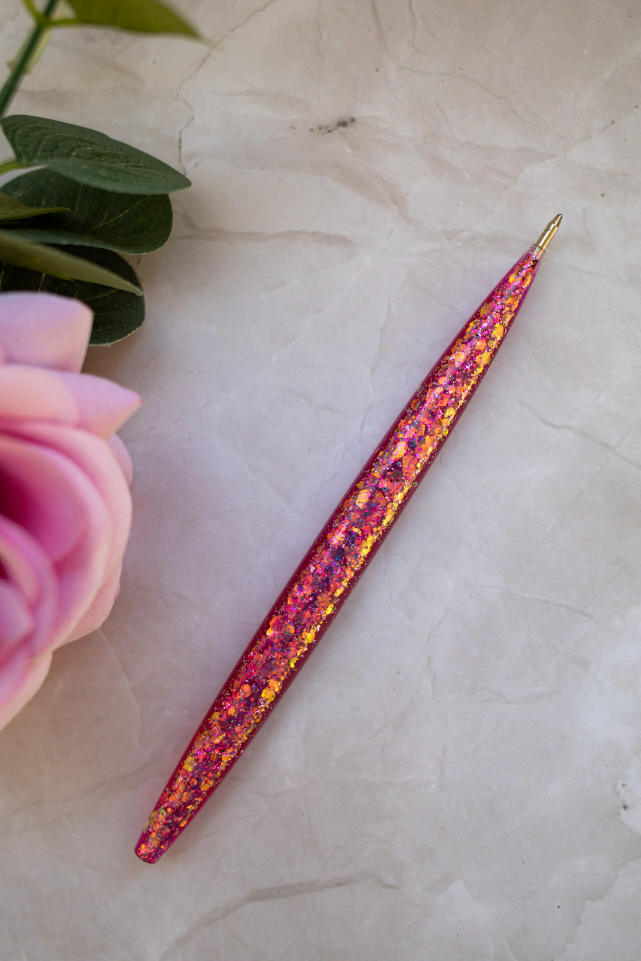 Stylo résine rose paillette - Boutique en ligne d'idées cadeau et de décoration résine jesmonite badges et stickers