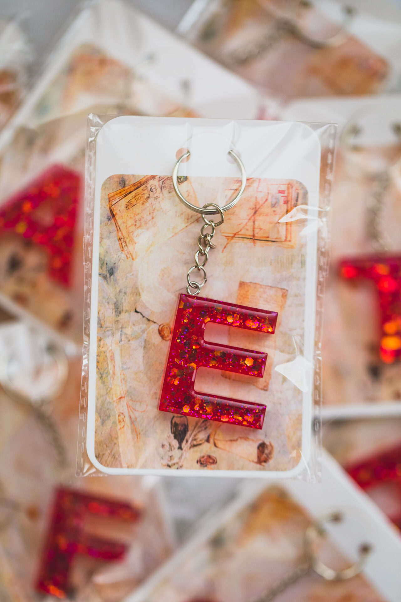 Porte clé alphabet rouge paillette - Boutique en ligne d'idées cadeau et de décoration - résine
