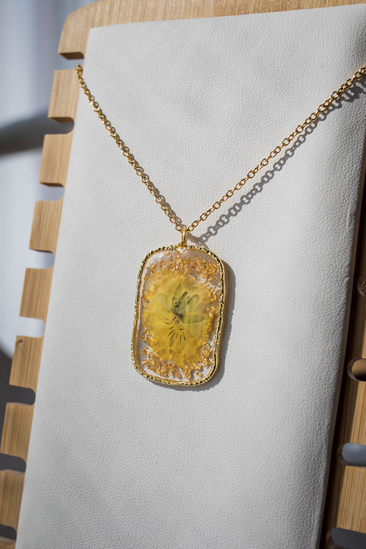 Bijoux collier pendentif fleur jaune et feuille or - boutique de créateur - France