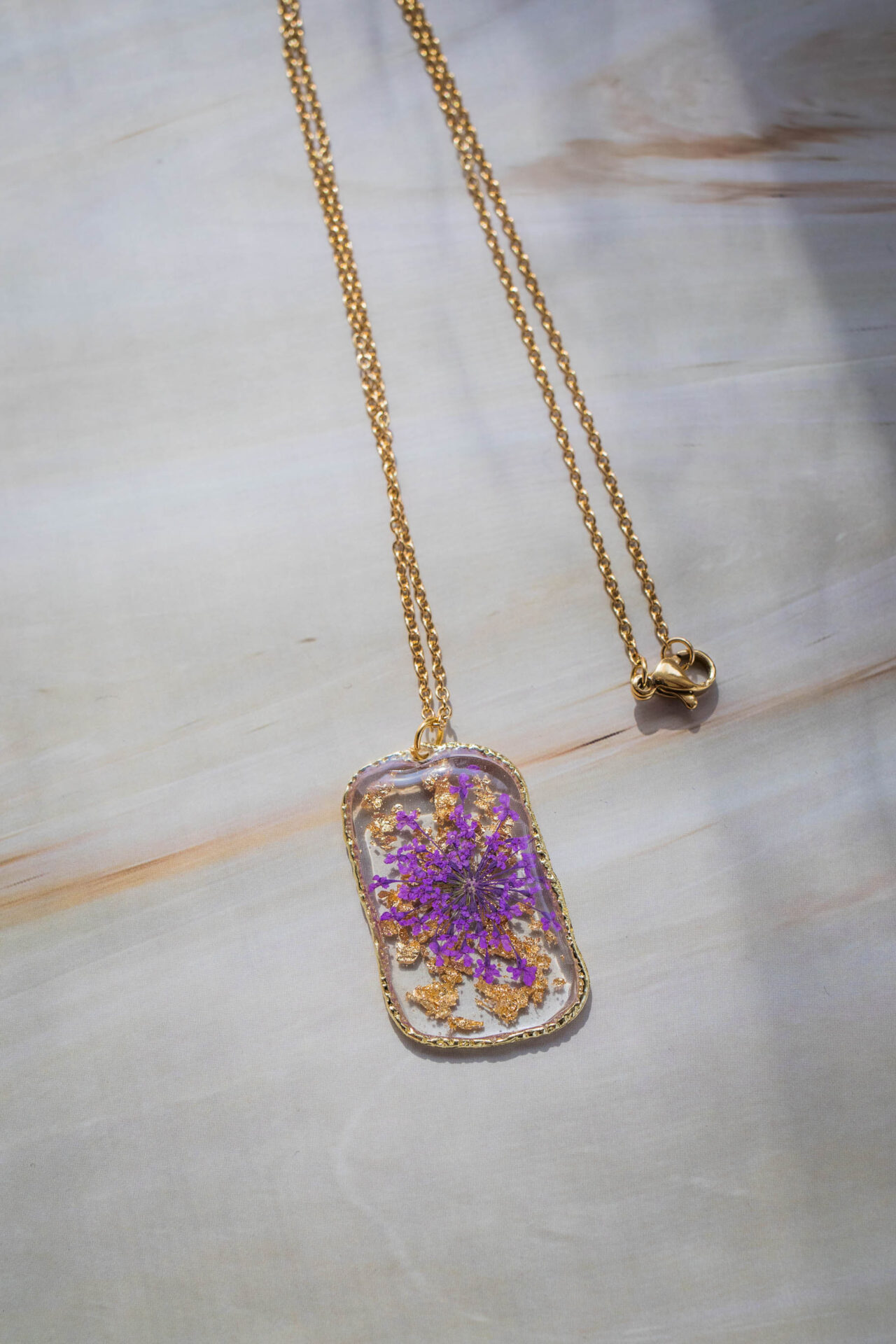 Bijoux collier pendentif fleur mauve et feuille or - boutique de créateur - France
