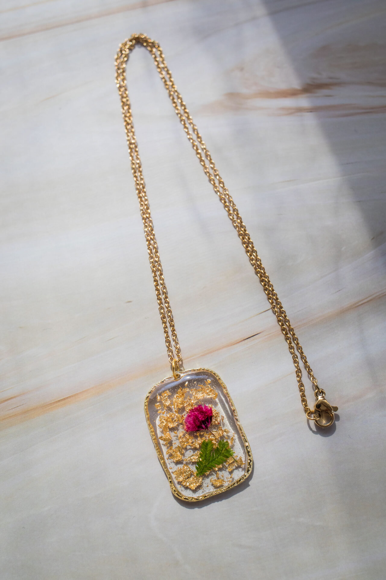 Bijoux collier pendentif fleur rouge et feuille or - boutique de créateur - France