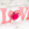 Mot décoratif LOVE rose avec fleurs - Boutique en ligne d'idées cadeaux et de décoration pour la fête des mères, la fêtes des pères ou pour un anniversaire enfant ou adulte, pour les fêtes de Noël ou pour tout autre occasion