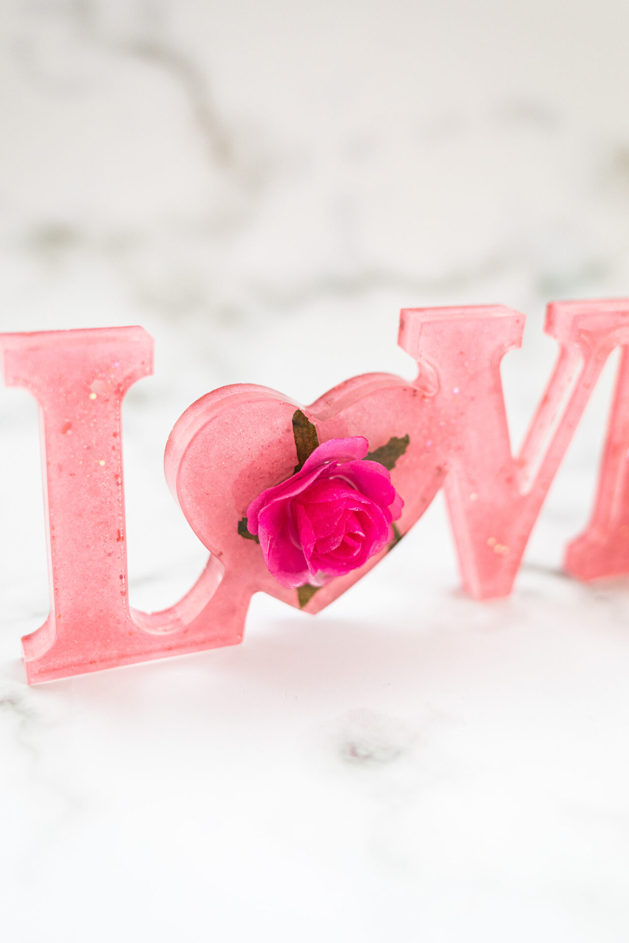 Mot décoratif LOVE rose avec fleurs - Boutique en ligne d'idées cadeaux et de décoration pour la fête des mères, la fêtes des pères ou pour un anniversaire enfant ou adulte, pour les fêtes de Noël ou pour tout autre occasion