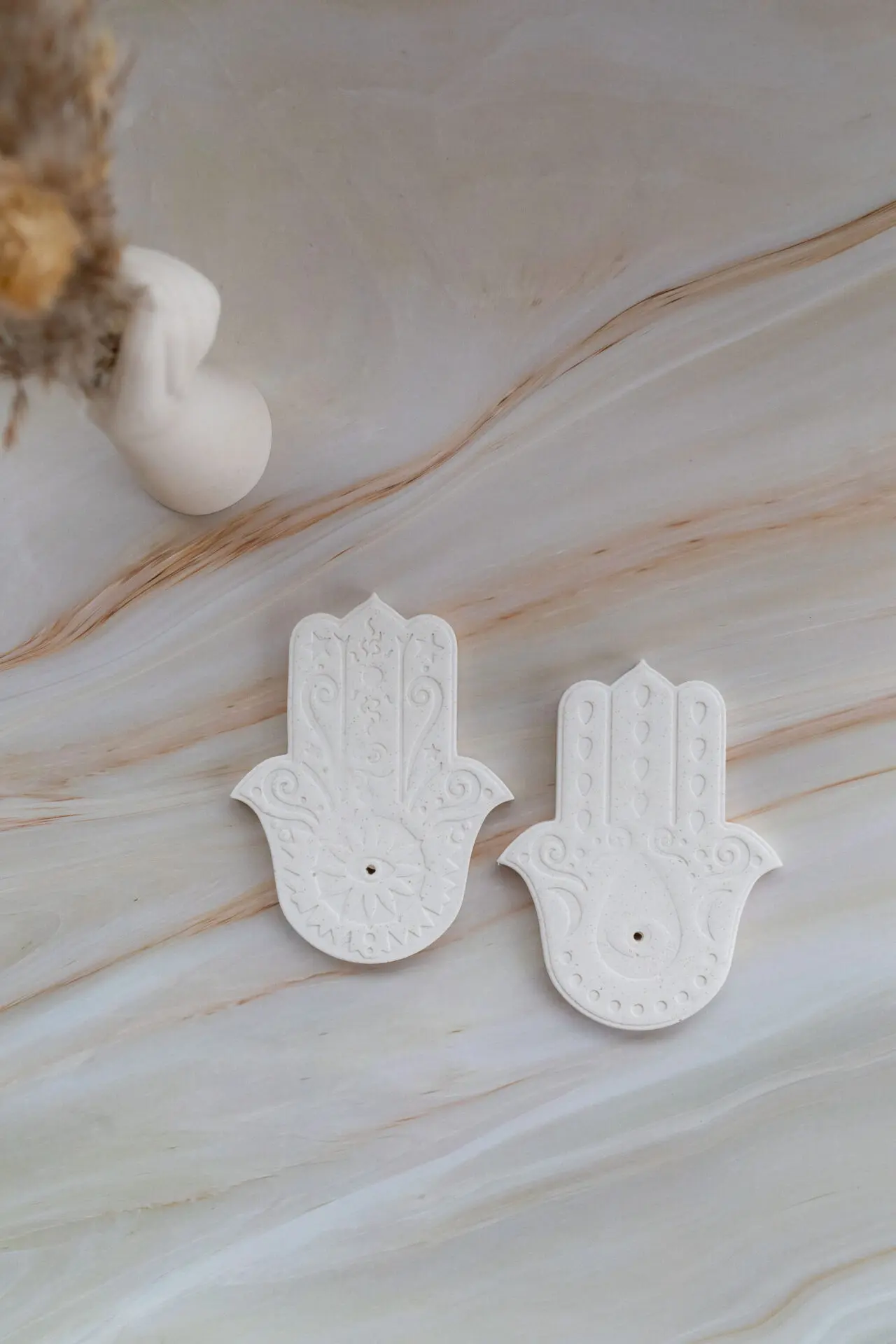 Support encens Hamsa main - blanc - Boutique en ligne d'idées cadeau et de décoration en Jesmonite et/ou en résine - cadeaux fêtes des mères, fêtes des pères, anniversaire, cadeaux enfants - cadeaux pour adolescents - fabrication artisanales - création originale et française