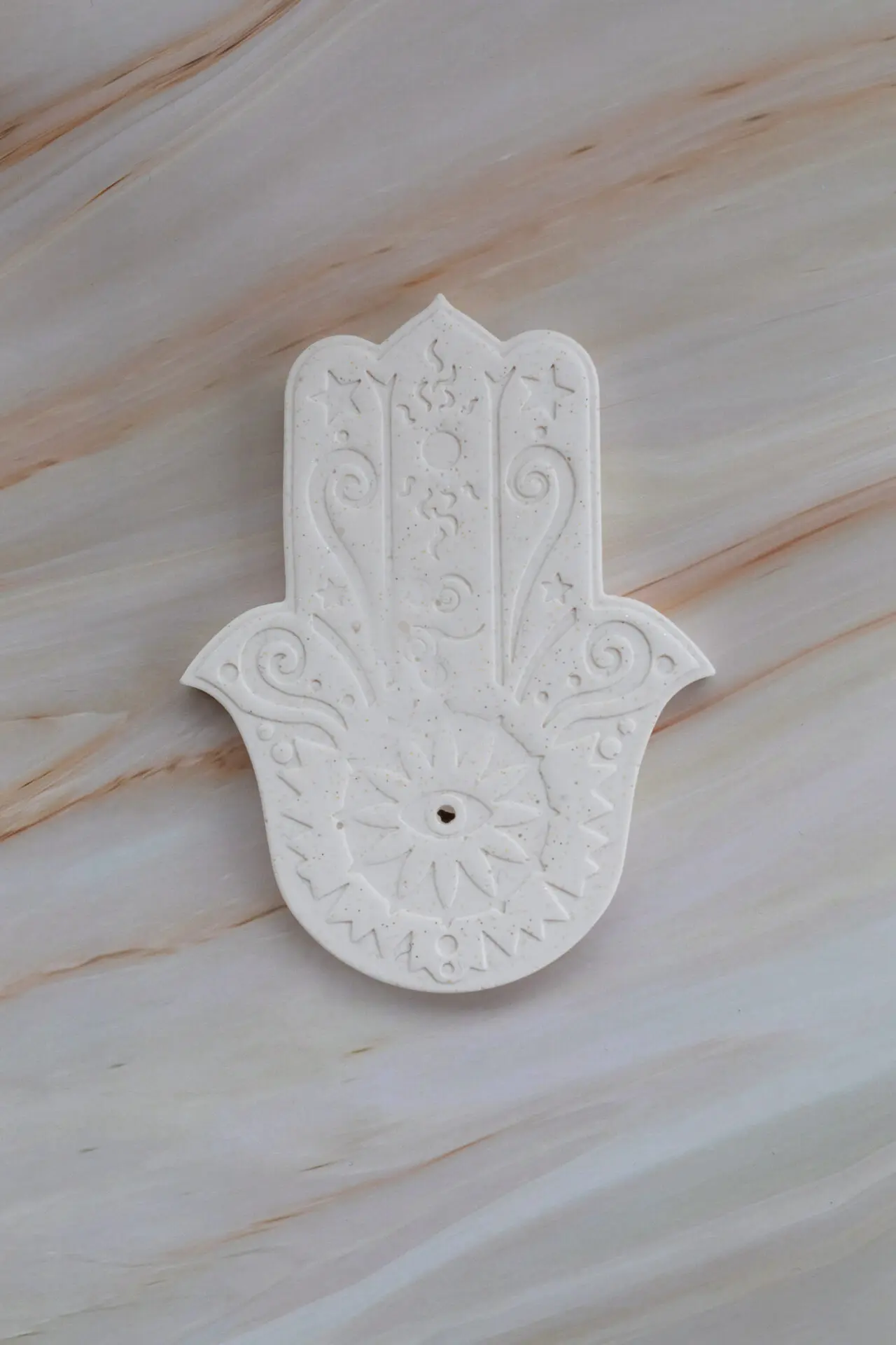 Support encens Hamsa main - blanc - Boutique en ligne d'idées cadeau et de décoration en Jesmonite et/ou en résine - cadeaux fêtes des mères, fêtes des pères, anniversaire, cadeaux enfants - cadeaux pour adolescents - fabrication artisanales - création originale et française