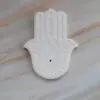 Support encens Hamsa main - blanc - Boutique en ligne d'idées cadeau et de décoration en Jesmonite et/ou en résine - cadeaux fêtes des mères, fêtes des pères, anniversaire, cadeaux enfants - cadeaux pour adolescents - fabrication artisanales - création originale et française