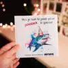 Carte anniversaire holographique personnalisée requin - boutique en ligne d'idées cadeau et de décoration - Jesmonite - résine - Cadeaux merci maitresse - fêtes de mères - fêtes des pères - cadeaux anniversaire - carte d'anniversaire personnalisée - birthday card