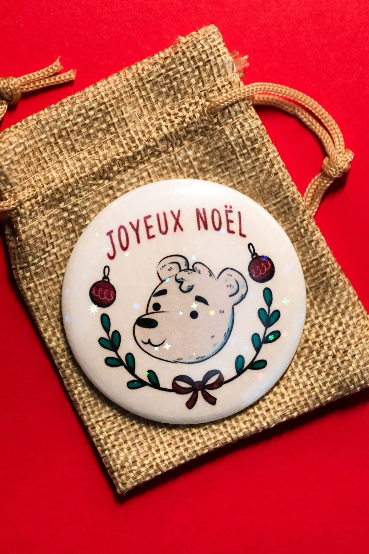 Badges Noël holographiques - Joyeux Noël ours - Vente en ligne de badges - Création française - Badges rigolos originaux, badges Noël - création artisanale - fait main - badges de qualité professionnelle - boutique française - Noël - fêtes de fin d'année - Joyeux noël - Bonne année - badges pour les futurs mariés - miroir de poche design en forme de badge