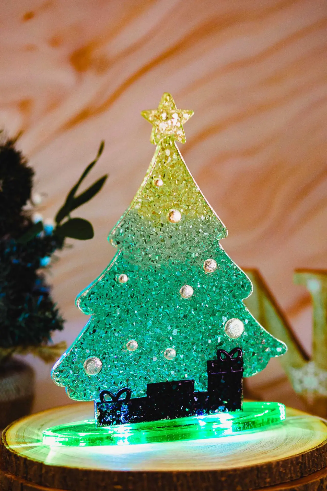 Décoration lumineuse de Noël - Sapin de Noël lumineux à poser sur la table - couleur vert, rouge et doré - Boutique en ligne d'idées cadeaux et de décoration pour la fête des mères, la fêtes des pères ou pour un anniversaire enfant ou adulte, pour les fêtes de Noël ou pour tout autre occasion