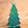 Décoration de Noël - Sapin de Noël à poser sur la table - couleur vert, rouge et doré - Boutique en ligne d'idées cadeaux et de décoration pour la fête des mères, la fêtes des pères ou pour un anniversaire enfant ou adulte, pour les fêtes de Noël ou pour tout autre occasion