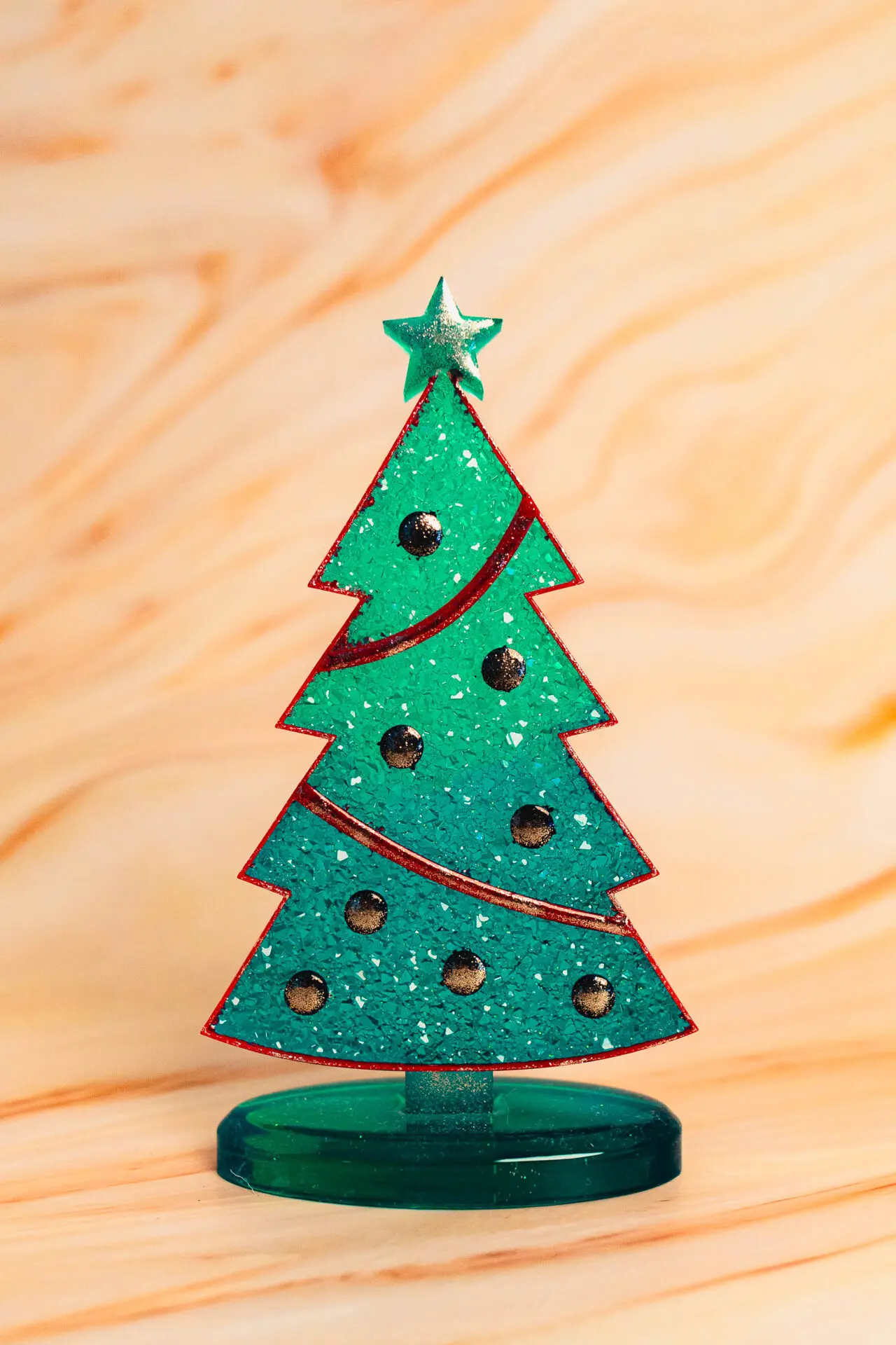 Décoration de Noël - Sapin de Noël à poser sur la table - couleur vert, rouge et doré - Boutique en ligne d'idées cadeaux et de décoration pour la fête des mères, la fêtes des pères ou pour un anniversaire enfant ou adulte, pour les fêtes de Noël ou pour tout autre occasion