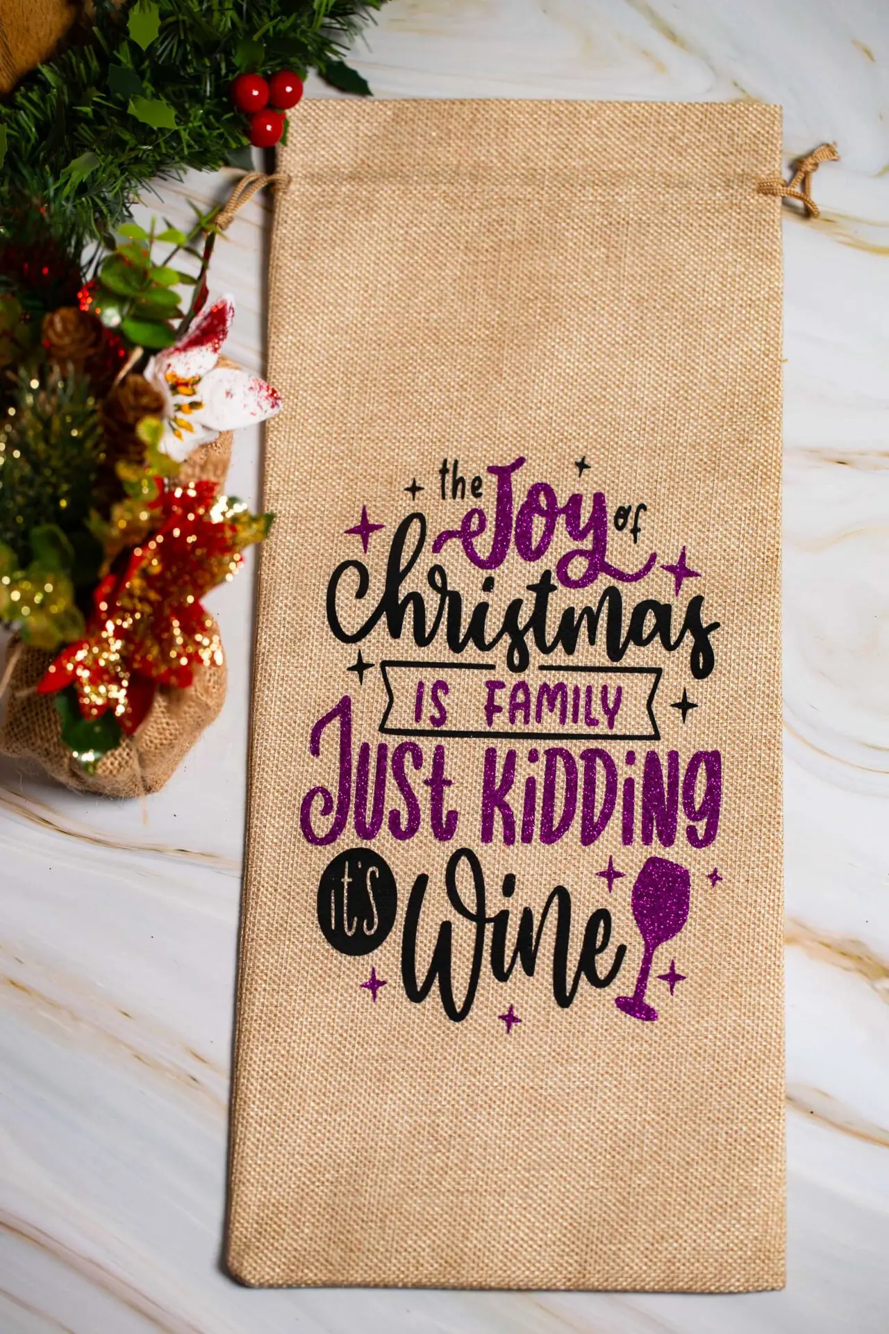 Sac à vin pour Noël - Mauve - Emballage bouteilles pour Noël en toile de jute avec cordon de serrage - - Boutique en ligne d'idées cadeaux pour les fêtes de Noël et de décoration pour les fêtes de fin d'année.