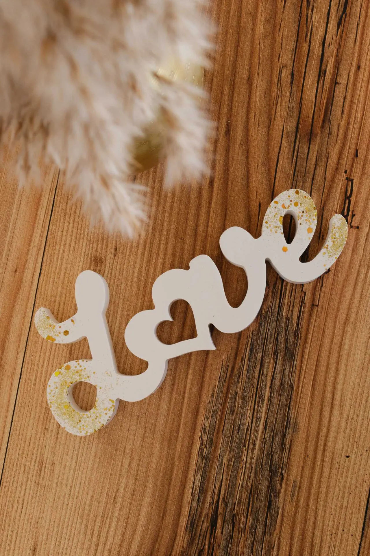 Love mot blanc paillettes dorées - Figurines et statues de décoration intérieur - Boutique en ligne d'idées cadeau et de décoration en Raysin écologique - cadeaux fêtes des mères, fêtes des pères, anniversaire, cadeaux enfants - cadeaux pour adolescents - fabrication artisanales - création originale et française - Décoration minimaliste - décoration épurée - décoration fait main - artisanale