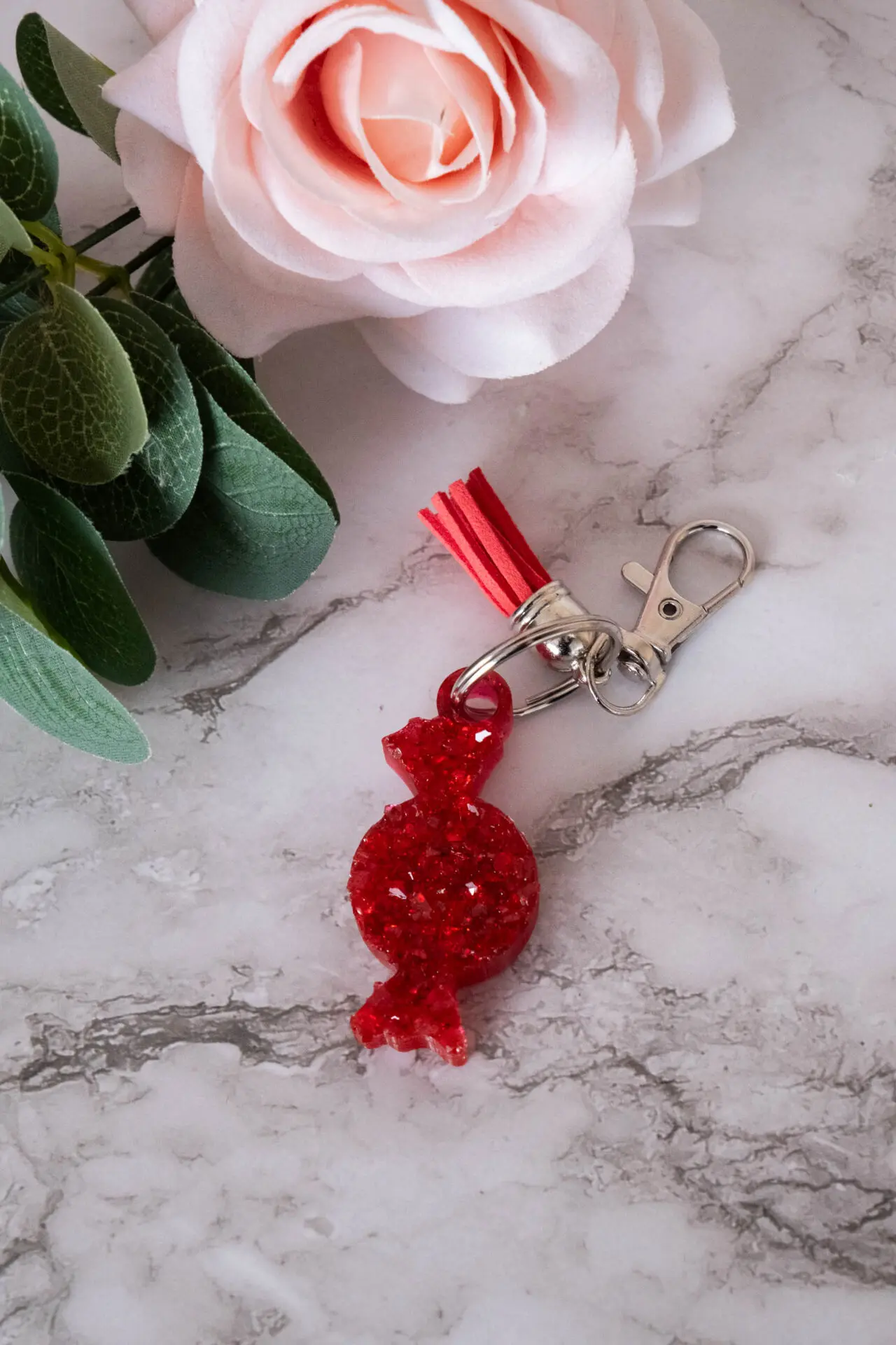 Boutique en ligne d'idées cadeaux et de décoration pour la fête des mères, la fêtes des pères ou pour un anniversaire enfant ou adulte, pour les fêtes de Noël ou pour tout autre occasion Porte-clés diamant bonbon - Résine - rouge