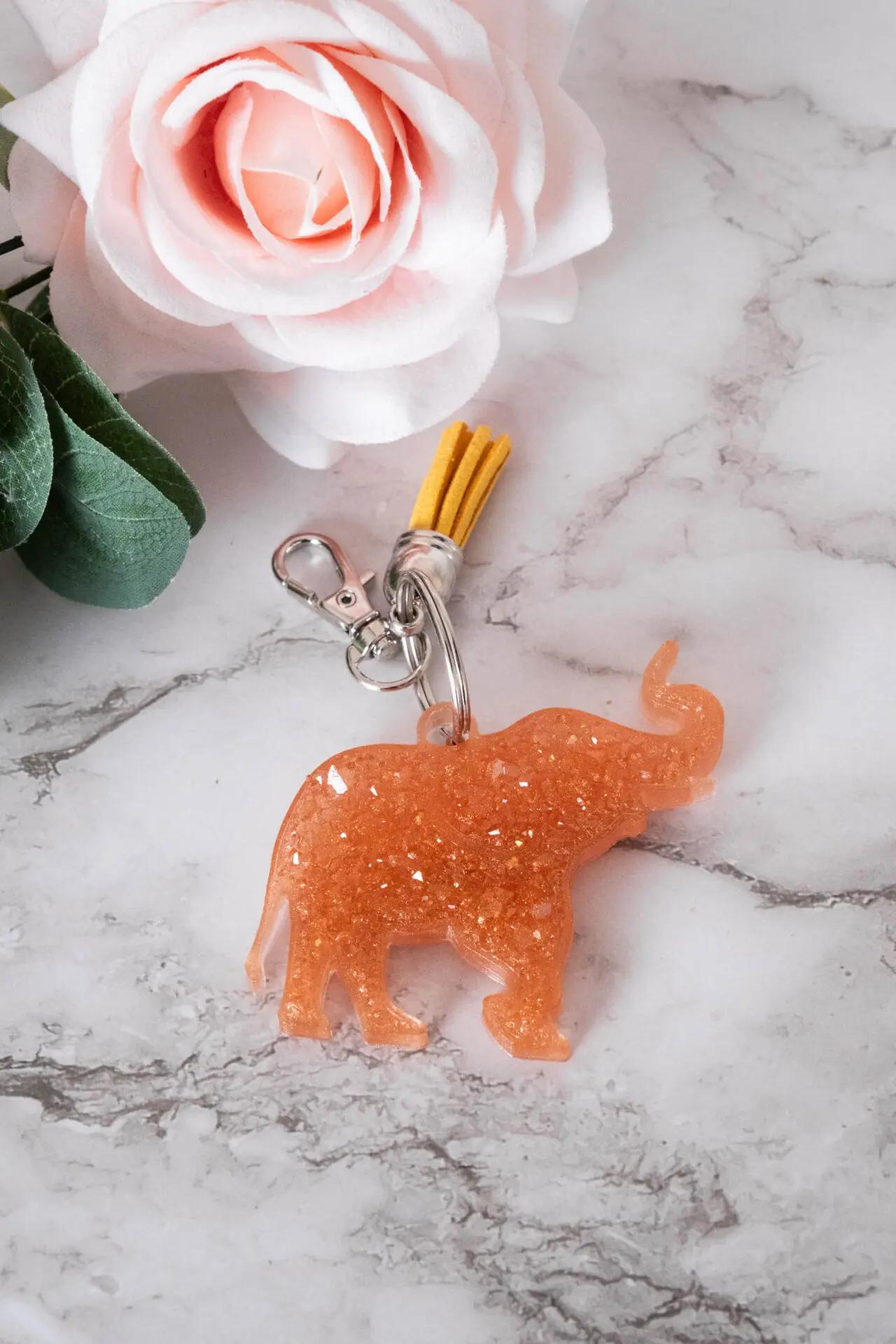 Boutique en ligne d'idées cadeaux et de décoration pour la fête des mères, la fêtes des pères ou pour un anniversaire enfant ou adulte, pour les fêtes de Noël ou pour tout autre occasion Porte-clés diamant éléphant - Résine - Marron clair Porte-clé Eléphant effet diamant