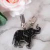 Boutique en ligne d'idées cadeaux et de décoration pour la fête des mères, la fêtes des pères ou pour un anniversaire enfant ou adulte, pour les fêtes de Noël ou pour tout autre occasion Porte-clés diamant éléphant - Résine - noir argent Porte-clé Eléphant effet diamant